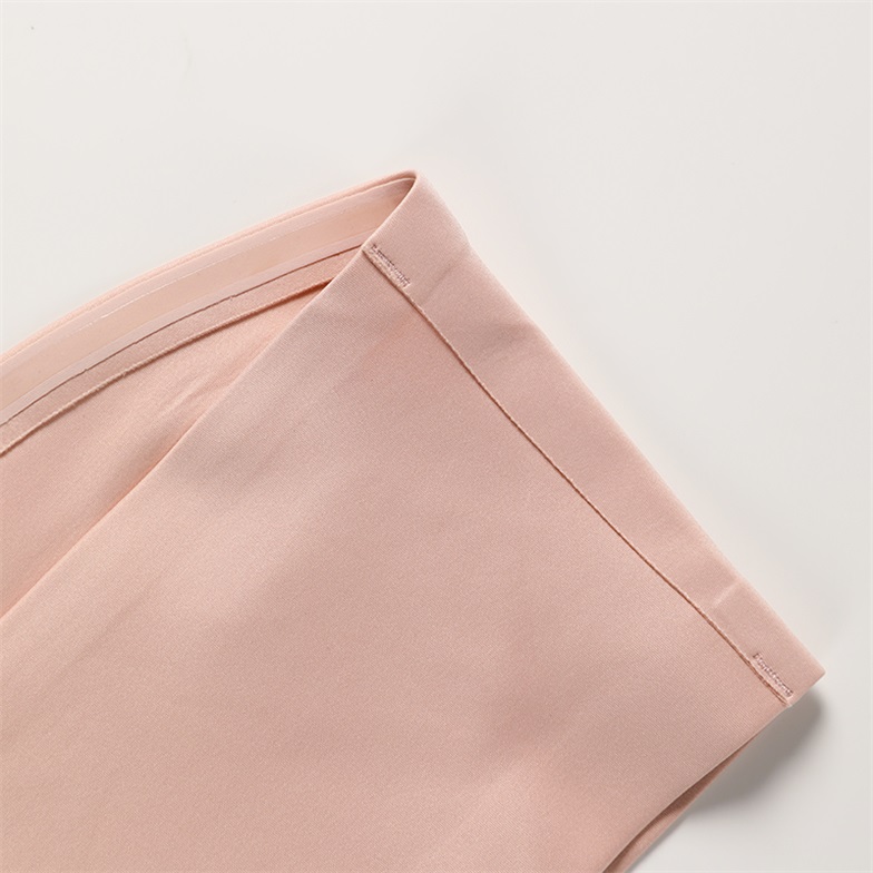 Seamless Wireless Strapless Bra (BX048) — close-up of cup edge, seam and soft-support construction