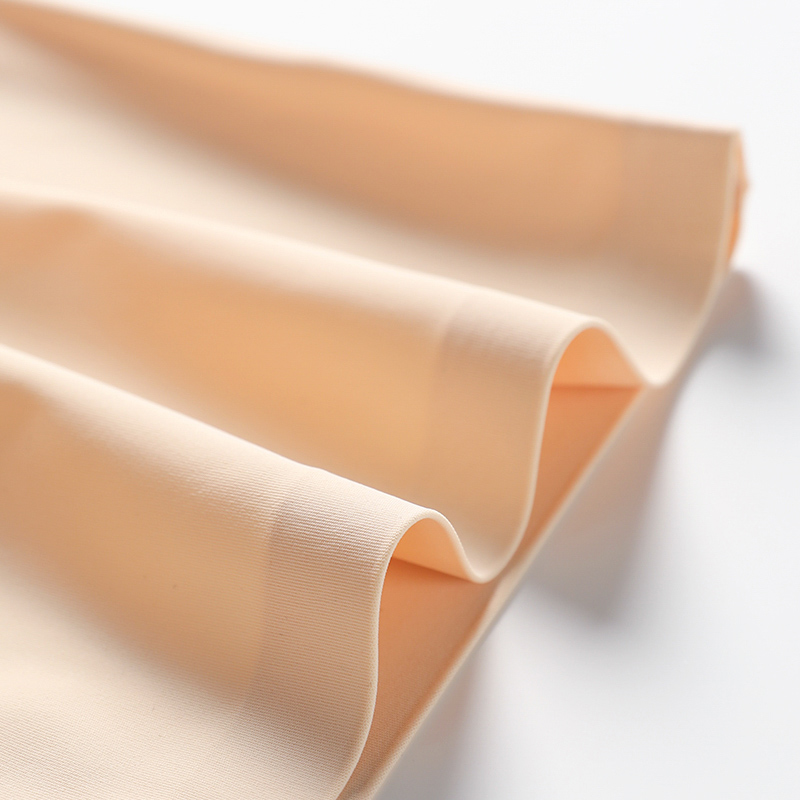 Seamless Mid-Rise Thong (GH002) — waistband and stretch-edge finishing detail
