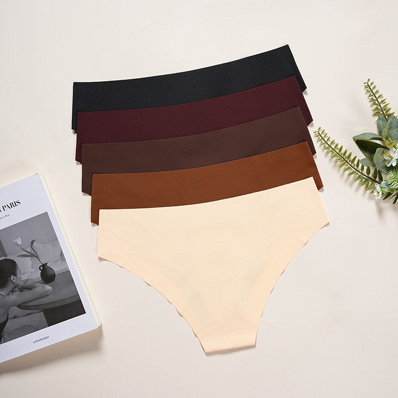 Seamless No-Show Low-Rise Brief (0908-1) — gusset, seam and edge construction close-up