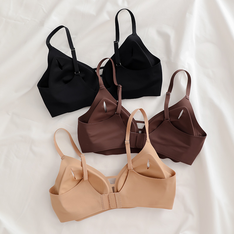Seamless Wireless Push-Up Bralette (BW159) — close-up of cup edge, seam and soft-support construction