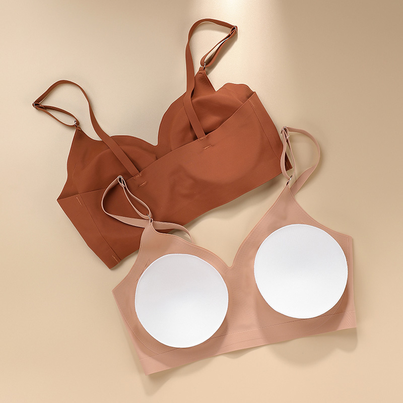 Seamless Wireless Front-Closure Bra (B2106D002) — close-up of cup edge, seam and soft-support construction
