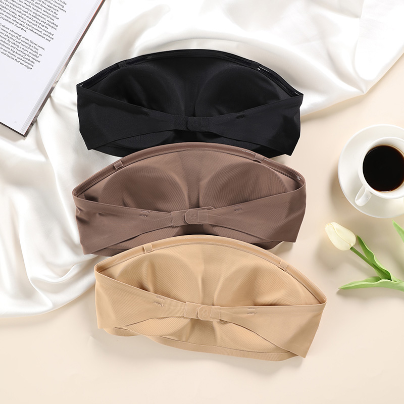 Seamless Removable-Pad Strapless Bra (BX144) — close-up of cup edge, seam and soft-support construction