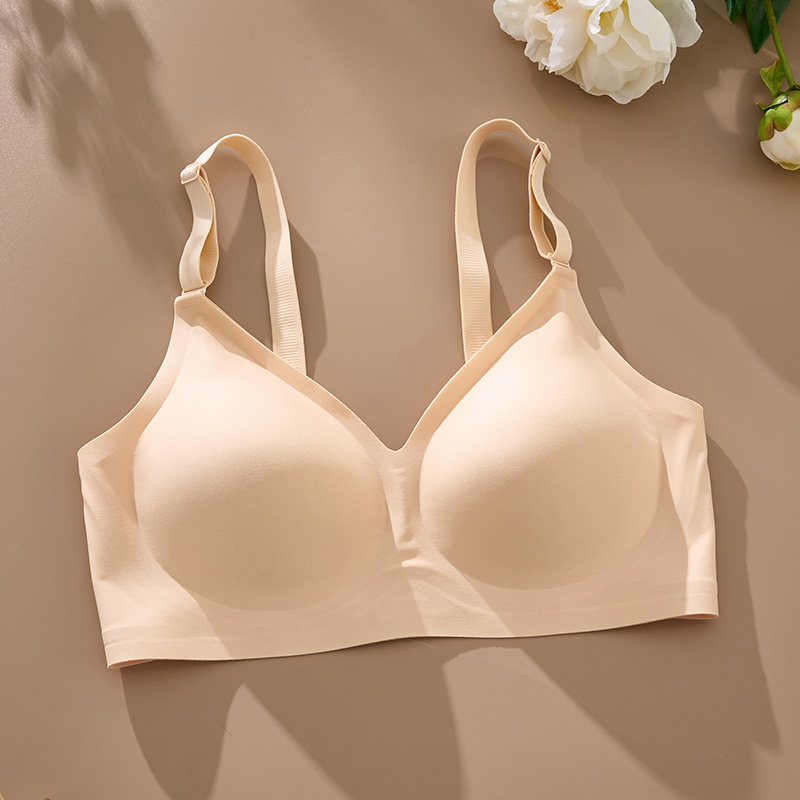 Seamless Wireless Removable-Pad Bralette (CR-601) — close-up of cup edge, seam and soft-support construction