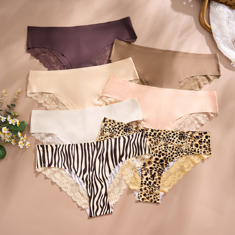 Seamless Lace Low-Rise Brief (PD135) — gusset, seam and edge construction close-up