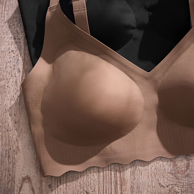 Seamless Wireless Removable-Pad Bra (BS132) — close-up of cup edge, seam and soft-support construction