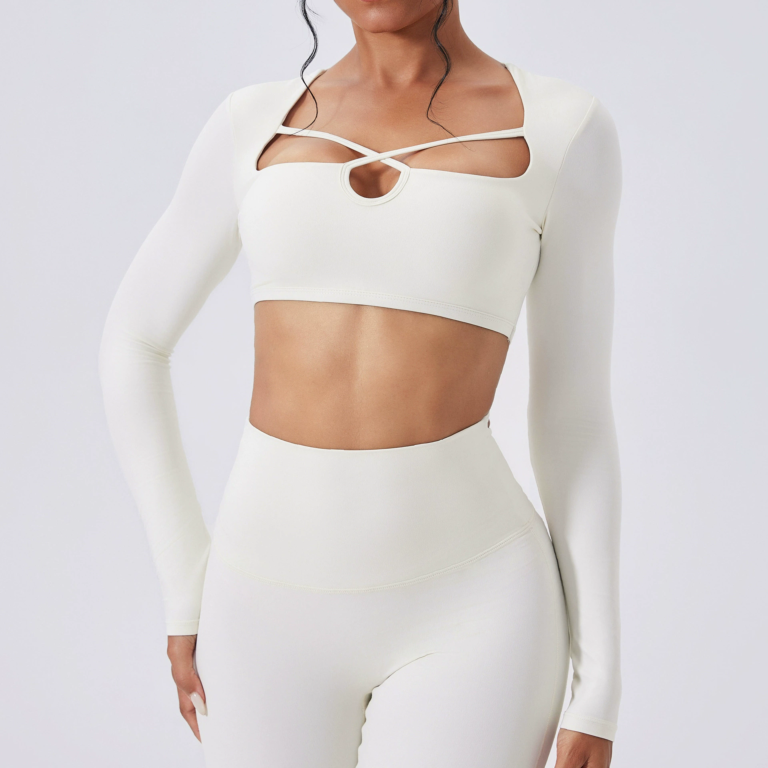 Plus-Size Activewear Top (5546): front fit showing silhouette, waistband and activewear coverage